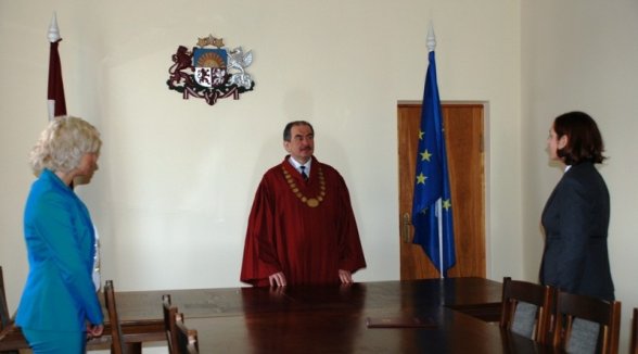 Augstākās tiesas priekšsēdētājs pieņem tiesu izpildītājas zvērestu