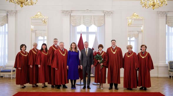 Valsts prezidentam tiesneša zvērestu dod Augstākās tiesas senatore Sanita Osipova