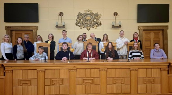 Eseju konkursa laureāti balvā saņem tikšanos Augstākajā tiesā