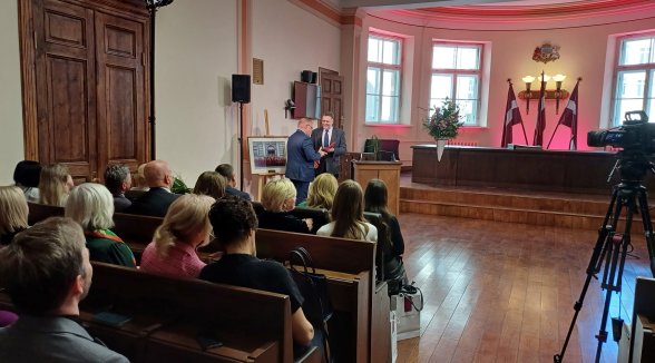 Senāta pārstāvji norāda uz apgabaltiesu atjaunošanu kā apstiprinājumu valsts nepārtrauktībai