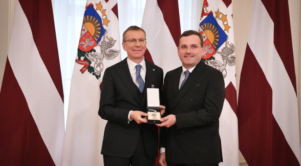 Senators Jānis Pleps saņem Triju Zvaigžņu ordeni