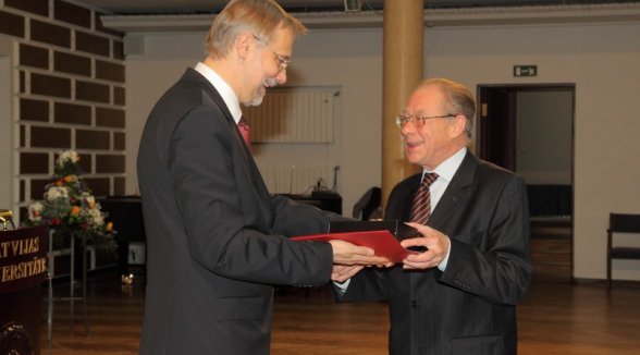 Senators Kalvis Torgāns saņem LU gada balvu par zinātniskās skolas izveidošanu