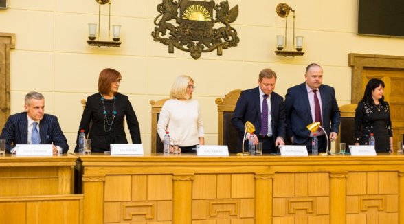 STUDENTS PARTICIPATE IN FINAL MOOT COURT IN CRIMINAL LAW IN THE COURT ROOM OF THE SENATE