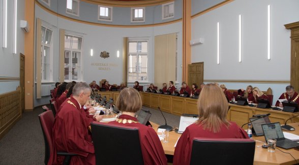 Senātā pārdala senatoru skaitu starp departamentiem