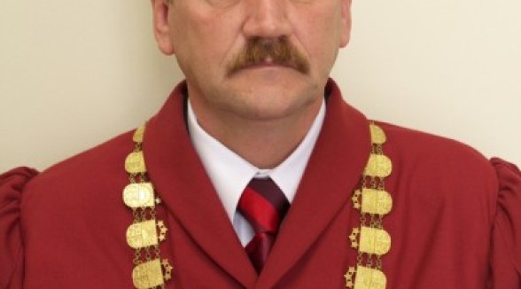 Centrālās vēlēšanu komisijas pārstāvis no tiesnešu vidus būs senators Pēteris Dzalbe