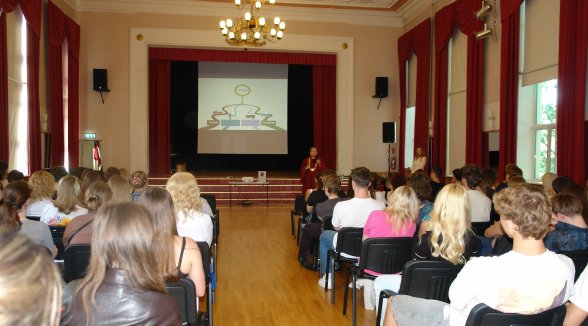 Augstākā tiesa dāvina grāmatu absolventes Daces Mitas skolai