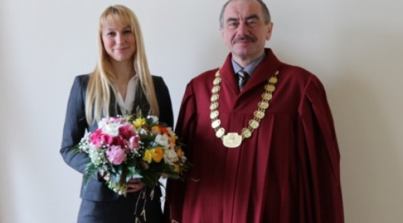 Augstākās tiesas priekšsēdētājs pieņem tiesu izpildītājas zvērestu