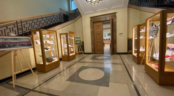 Izstāde Augstākajā tiesā atklāj senatorus kā daudzpusīgas un interesantas personības