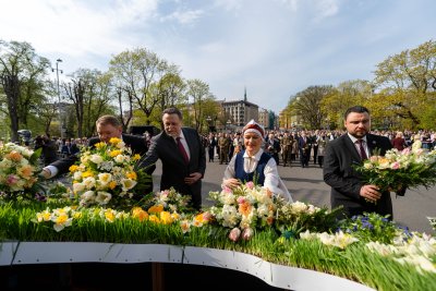Godina Latvijas neatkarību un analizē Baltijas valstu nepārtrauktības precedentu