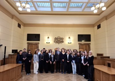 Ēnu dienā skolēni iepazīst tiesneša profesiju un paši izmēģina spēkus tiesas procesa izspēlē