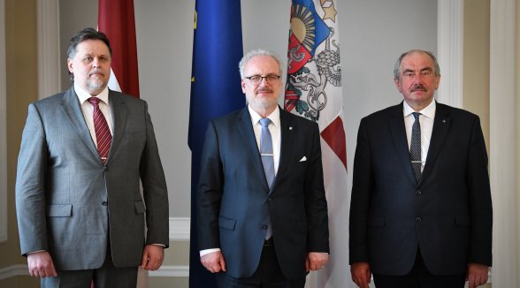 Valsts prezidents tiekas ar Augstākās tiesas jauno priekšsēdētāju Strupišu un bijušo priekšsēdētāju Bičkoviču