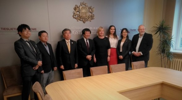 Japanese legal scholars visit the Supreme Court