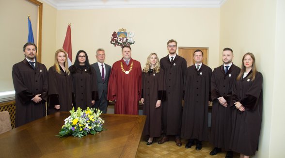 Augstākās tiesas priekšsēdētājs pieņem astoņu advokātu zvērestu