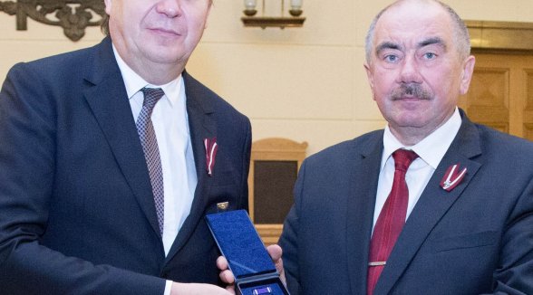 Svinīgajā svētku pasākumā sveic valsts, tieslietu sistēmas un Augstākās tiesas apbalvojumu saņēmējus