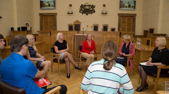 Jaunie tiesneši un amata kandidāti mācās vadīt tiesas procesu