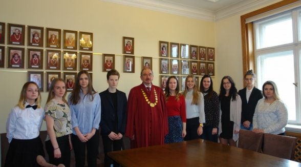 PUPILS LEARN ABOUT THE WORK OF JUDGE OF THE SUPREME COURT ON THE SHADOW DAY