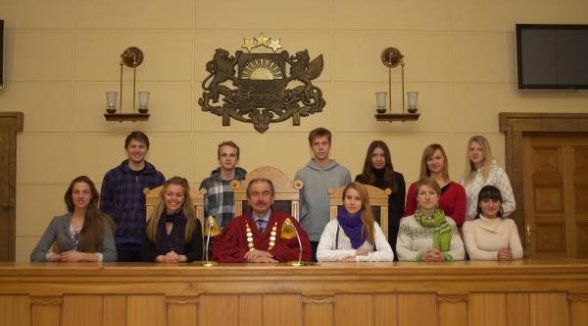 Pirmkursnieku dienās Augstāko tiesu apmeklējuši aptuveni 350 studenti