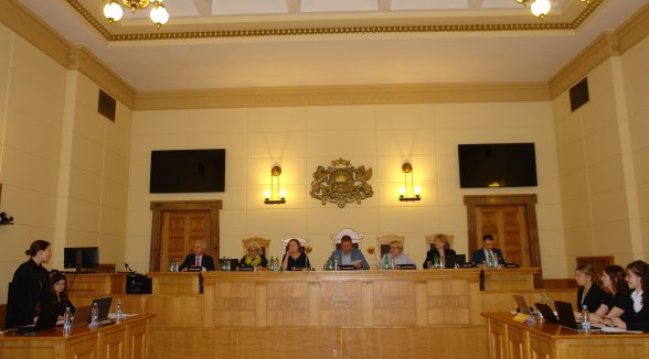 Piedaloties trīs senatoriem, Senāta zālē notiek Paula Minca tiesas procesa izspēles krimināltiesībās fināls