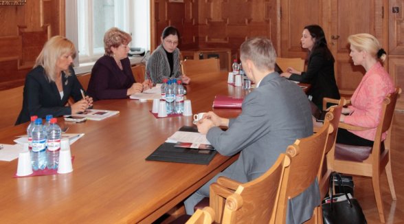 OECD EXPERTS ASK ABOUT COURT SYSTEM