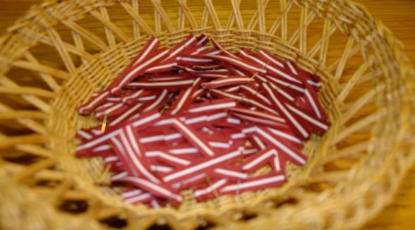 Tiesneši un darbinieki Augstākajā tiesā piesprauž sarkanbaltsarkanās lentītes