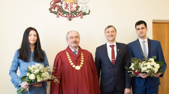 Augstākās tiesas priekšsēdētājs pieņem divu notāru zvērestu