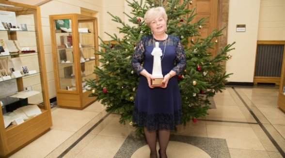 Judge Inara Garda receives the Professional Themis Award