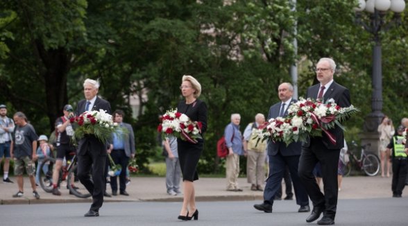On the Remembrance Day for the Victims of Communist Genocide, the Chief Justice of the Supreme Court lays flowers at the Freedom Monument