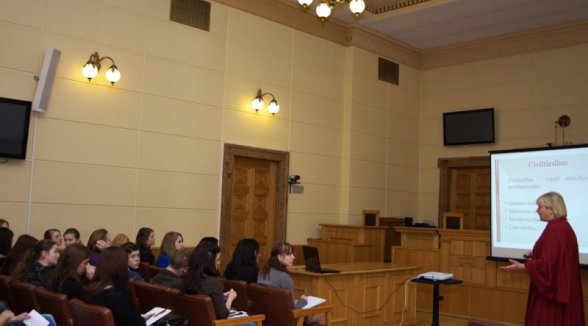 Ēnu dienā skolēni iepazīst Augstākās tiesas tiesneša darbu