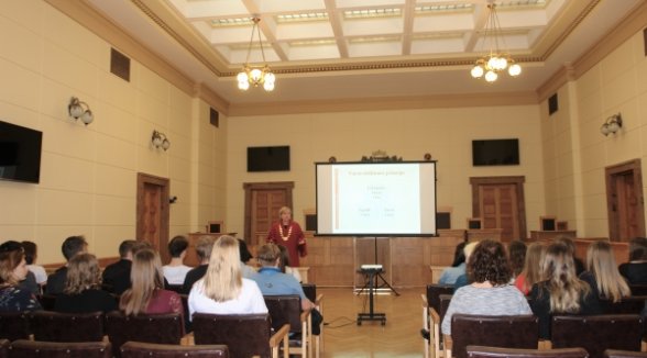 Students actively participate in the lessons in law at the Supreme Court 