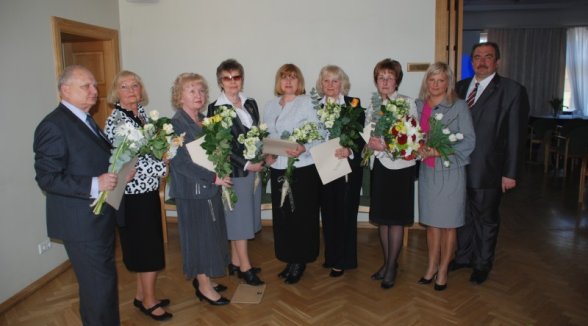 Tiesneši un Augstākās tiesas darbinieki saņem Tieslietu sistēmas Goda zīmes