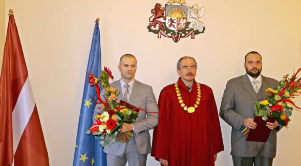 Augstākās tiesas priekšsēdētājs pieņem divu tiesu izpildītāju zvērestu