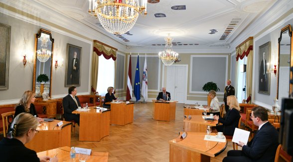 Konstitucionālo orgānu vadītāji apspriež attālinātā darba režīmu un Satversmes simtgadi