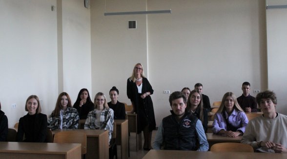 Tiesnese Lauma Paegļkalna Latvijas Universitātes pirmkursniekus iepazīstina ar tiesneša amatu