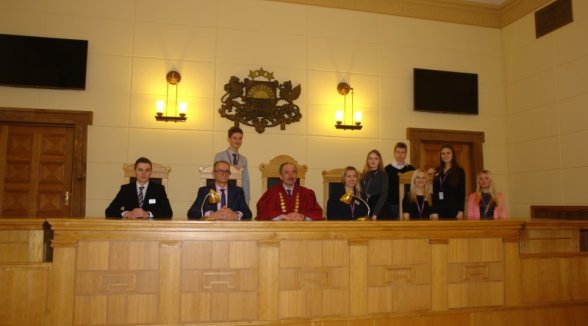 PUPILS SEE WORK OF JUDGES AND EMPLOYEES OF THE SUPREME COURT