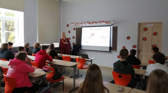 In autumn, the Supreme Court messengers of the Constitution visit schools