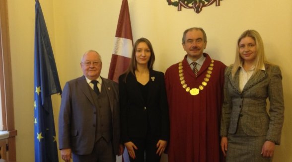 Augstākās tiesas priekšsēdētājs pieņem divu advokātu zvērestu