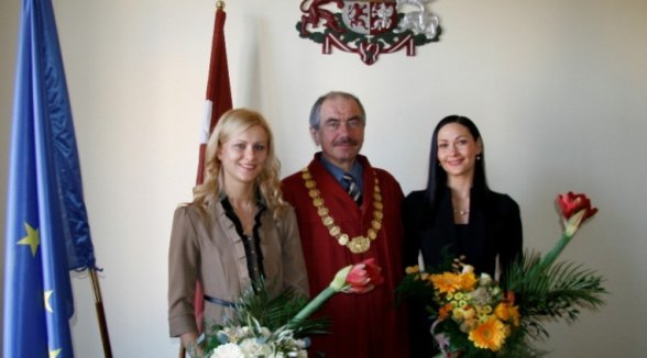 Augstākās tiesas priekšsēdētājs pieņem divu tiesu izpildītāju zvērestu