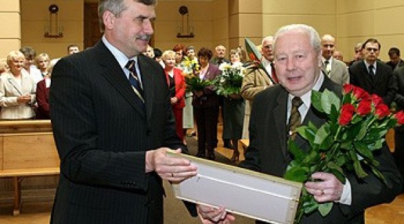 Sveic Latvijas vecāko senatoru 75 gadu jubilejā