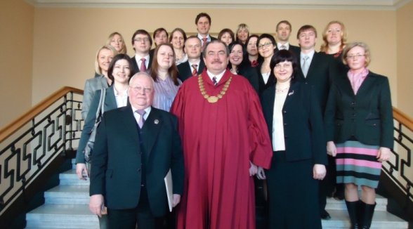 Deviņpadsmit advokāti dod zvērestu Augstākās tiesas priekšsēdētājam