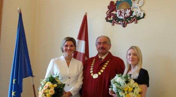 The Chief Justice accepts oaths of two notaries 