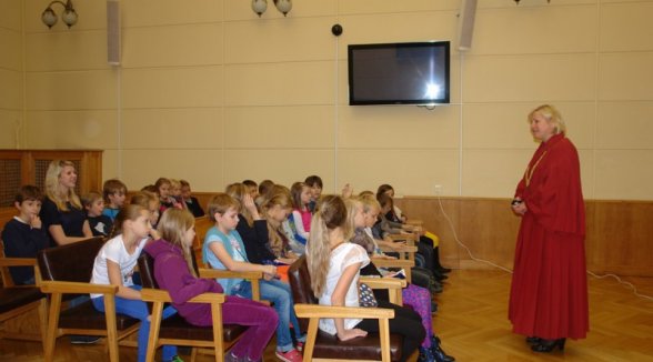 JUDGES TELL PUPILS ABOUT THEIR WORK DURING THE WEEK OF CAREER