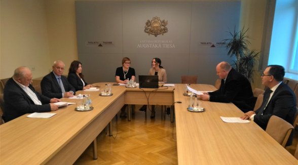 Pieredzes apmaiņas vizītē Augstāko tiesu apmeklē Moldovas delegācija 