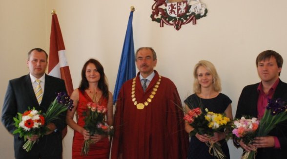 Augstākās tiesas priekšsēdētājs pieņem tiesu izpildītāju zvērestu