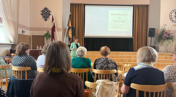 Senatore Osipova ar skolotājiem runā par cilvēka pamattiesībām