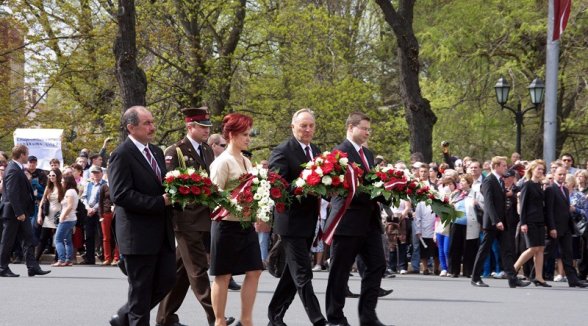 Augstākās tiesas priekšsēdētājs piedalās valsts svētku pasākumos; atzinība bijušajam tiesnesim