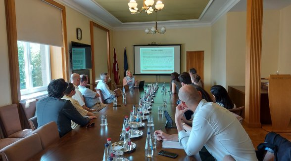 Augstāko tiesu pieredzes apmaiņas vizītē apmeklē tiesneši un prokurori no Eiropas Savienības valstīm