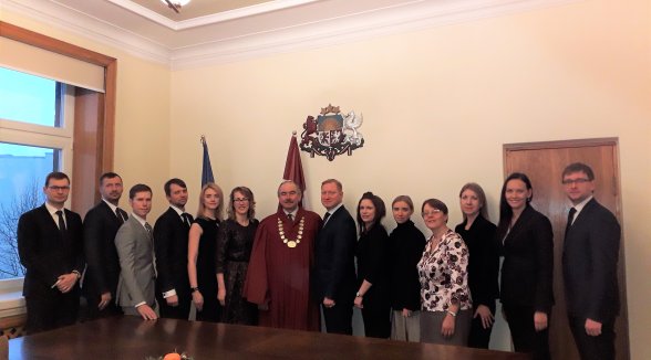 Divpadsmit advokāti dod zvērestu Augstākās tiesas priekšsēdētājam