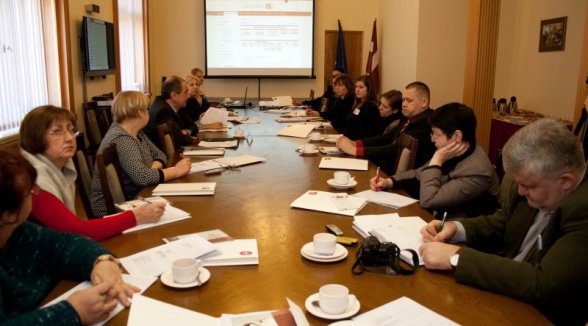 JOURNALISTS, WHO WRITE AND CREATE BROADCASTS ABOUT JUSTICE, PARTICIPATE IN MEDIA DAY IN THE SUPREME COURT