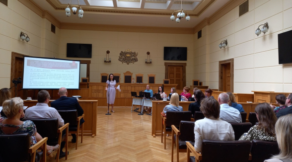 Administratīvie tiesneši diskutē par efektīva administratīvā procesa nodrošināšanu