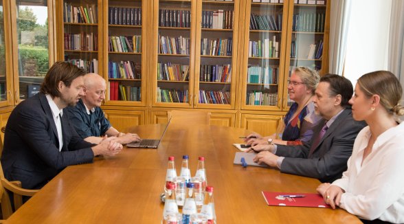 Augstākās tiesas priekšsēdētājs ar Darba devēju konfederāciju pārrunā darbnespējas lapu uzraudzības nepieciešamību